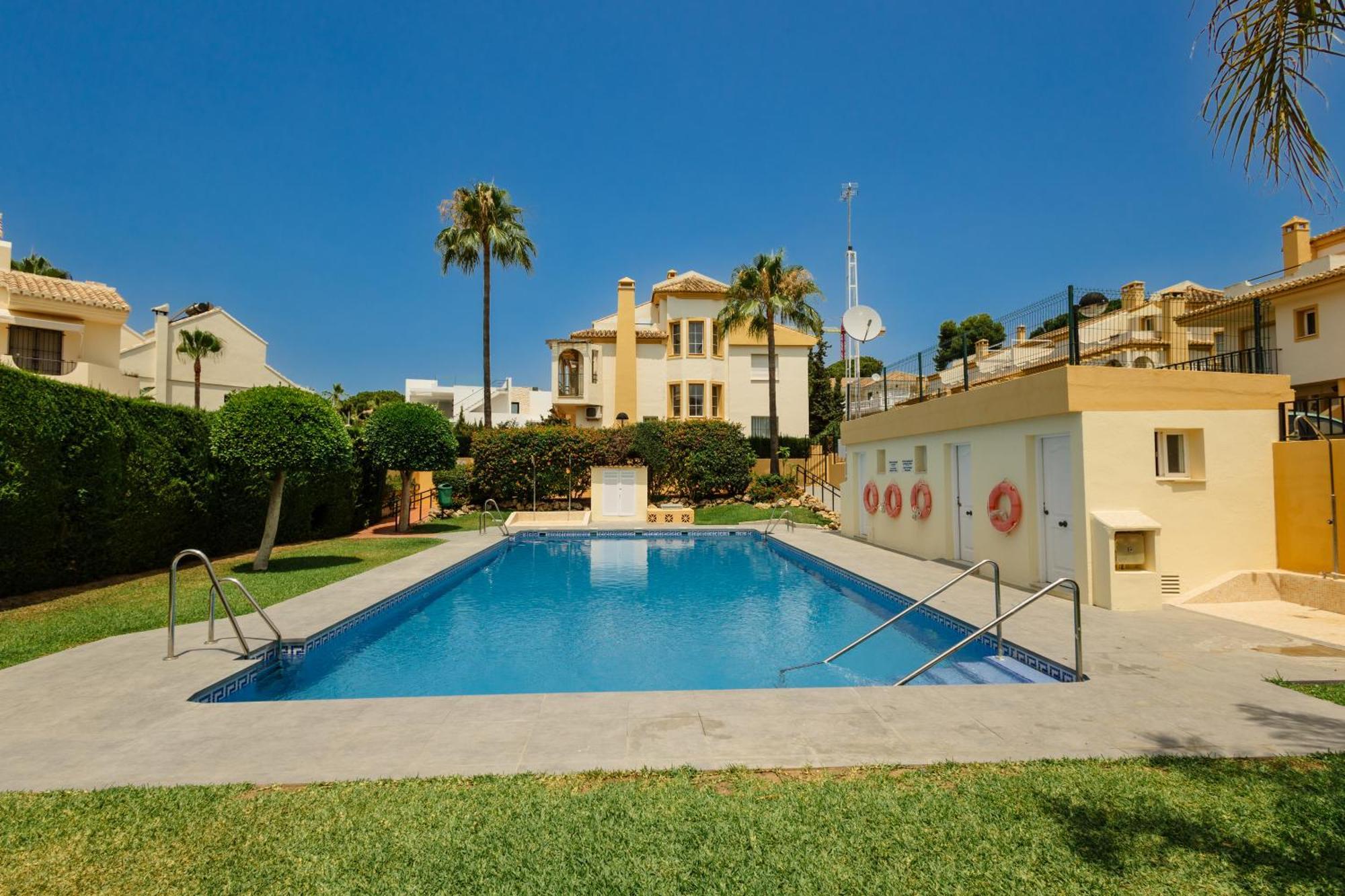 Beautiful Townhouse Walking Distance To The Beach In Costabella, Marbella Bagian luar foto