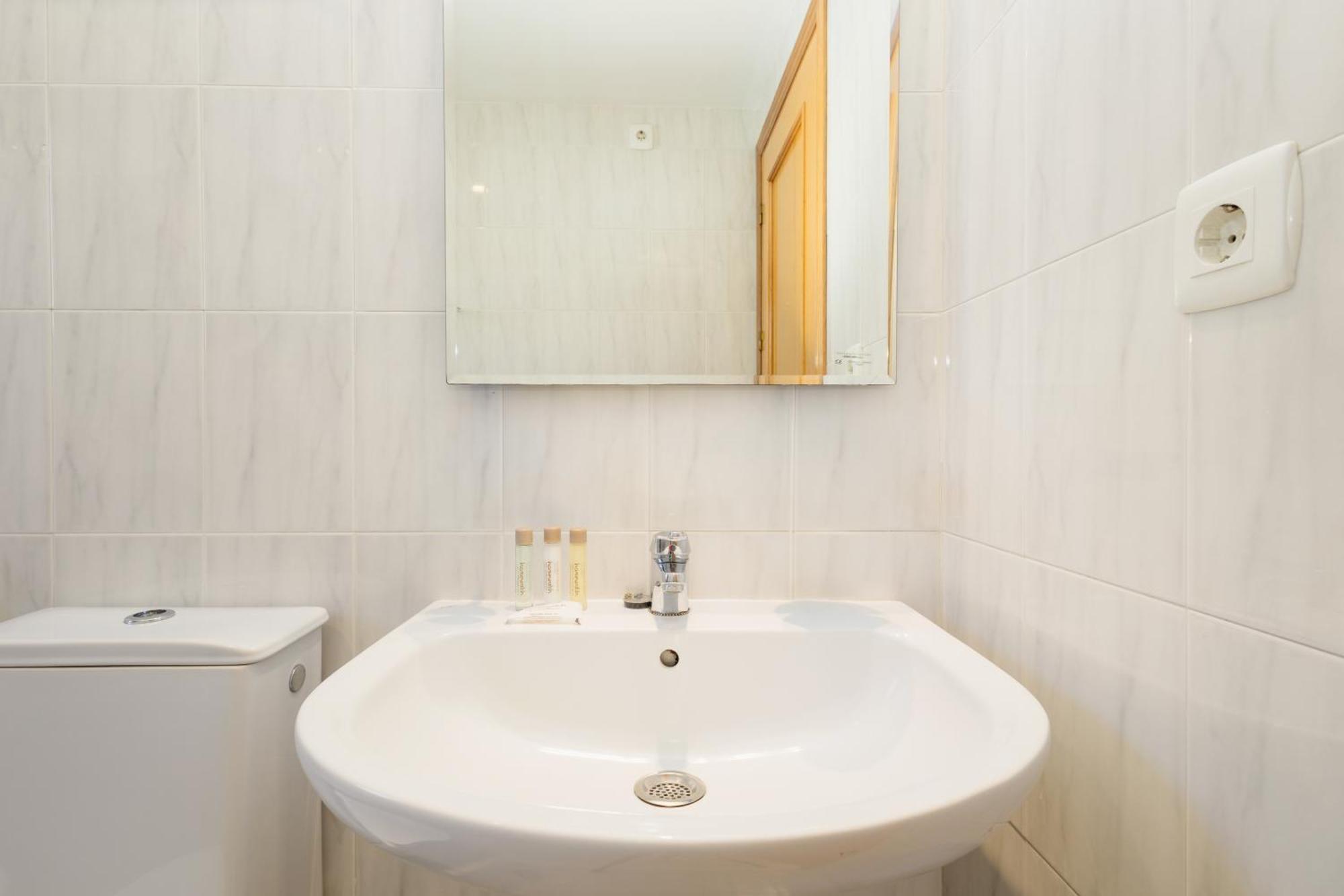 Beautiful Townhouse Walking Distance To The Beach In Costabella, Marbella Bagian luar foto
