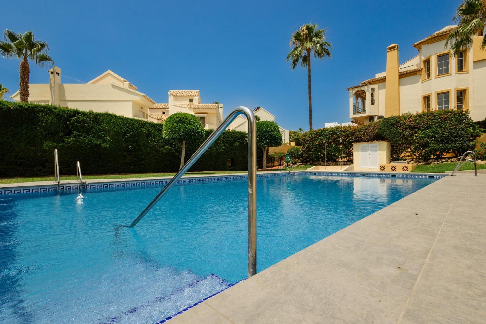 Beautiful Townhouse Walking Distance To The Beach In Costabella, Marbella Bagian luar foto