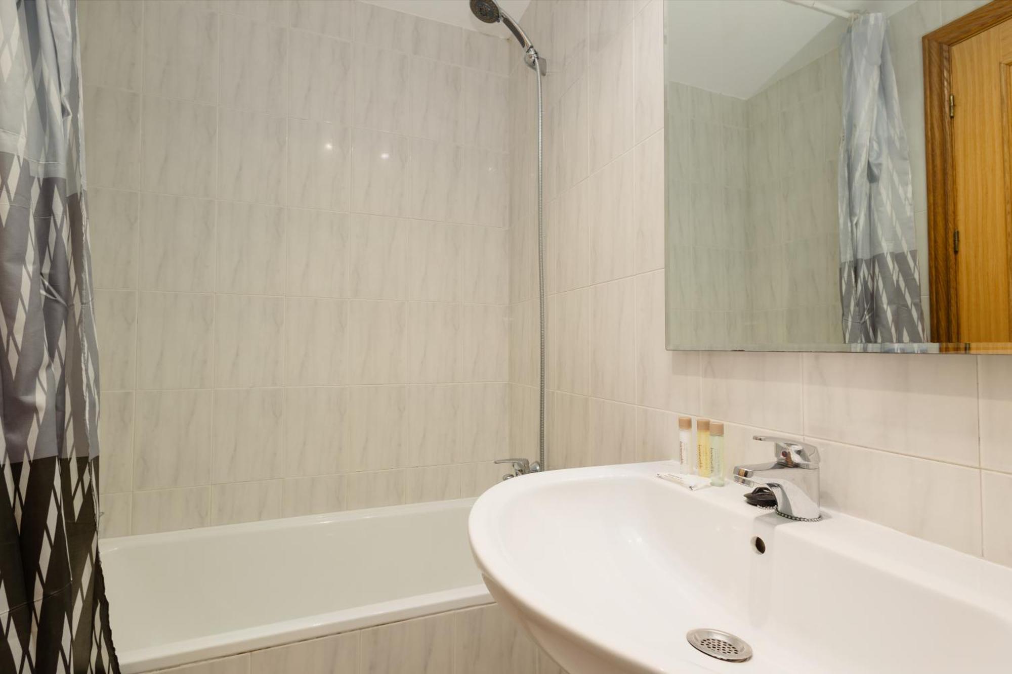Beautiful Townhouse Walking Distance To The Beach In Costabella, Marbella Bagian luar foto