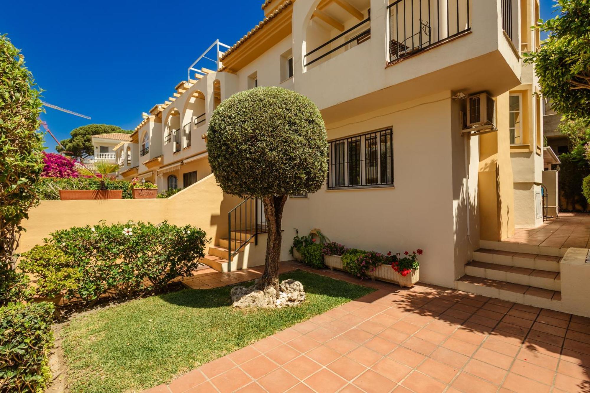 Beautiful Townhouse Walking Distance To The Beach In Costabella, Marbella Bagian luar foto
