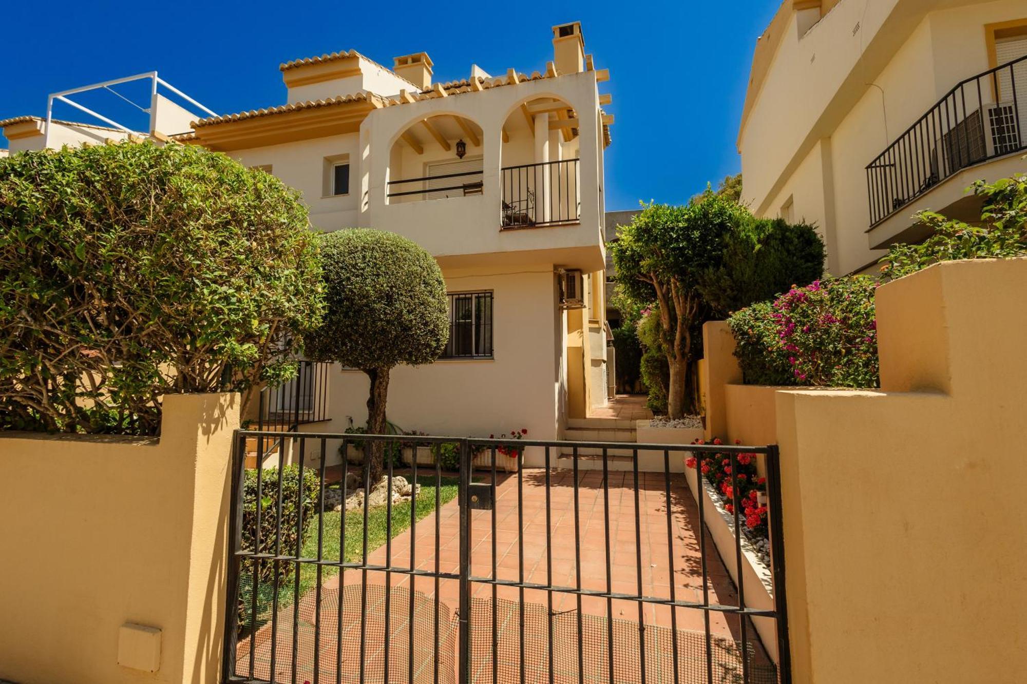 Beautiful Townhouse Walking Distance To The Beach In Costabella, Marbella Bagian luar foto